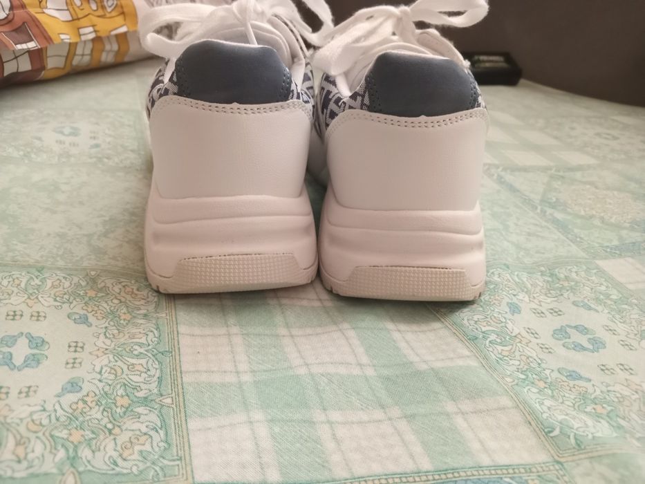 Обувки за жени и деца