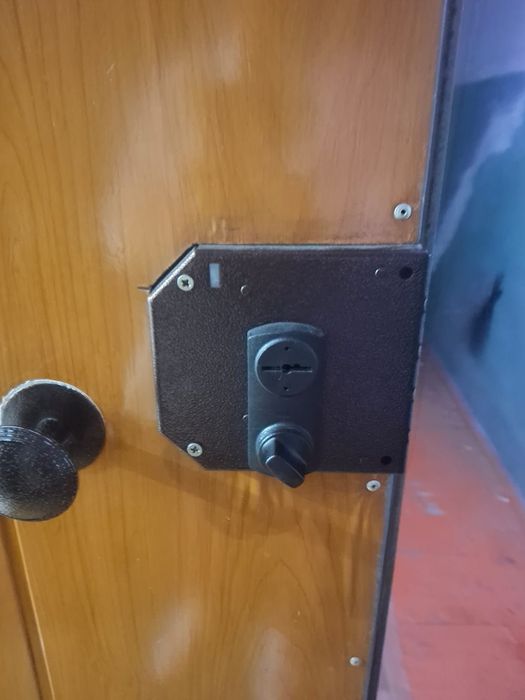Продам железную дверь