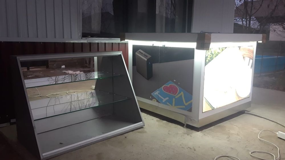 Шкаф стол с стелянной полкой