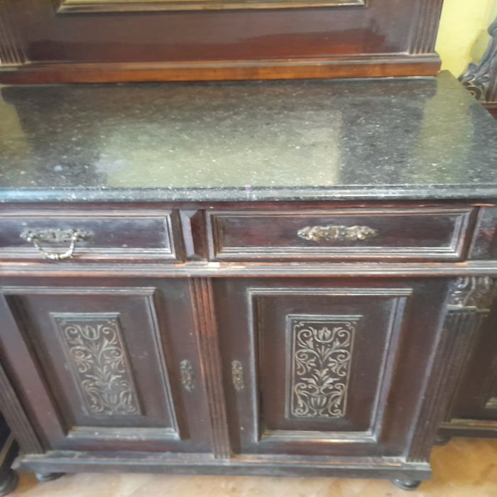 **Titlu:**Vând  Mobilă veche din lemn masiv