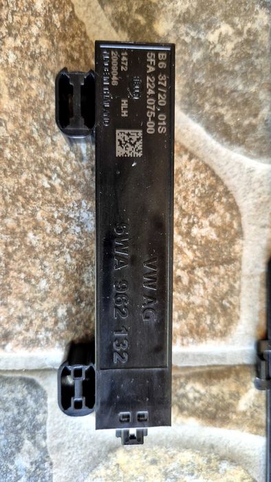 VW ID 3 центр.конзола,инд.зарядно,usb port,cup holder,антена и кука.