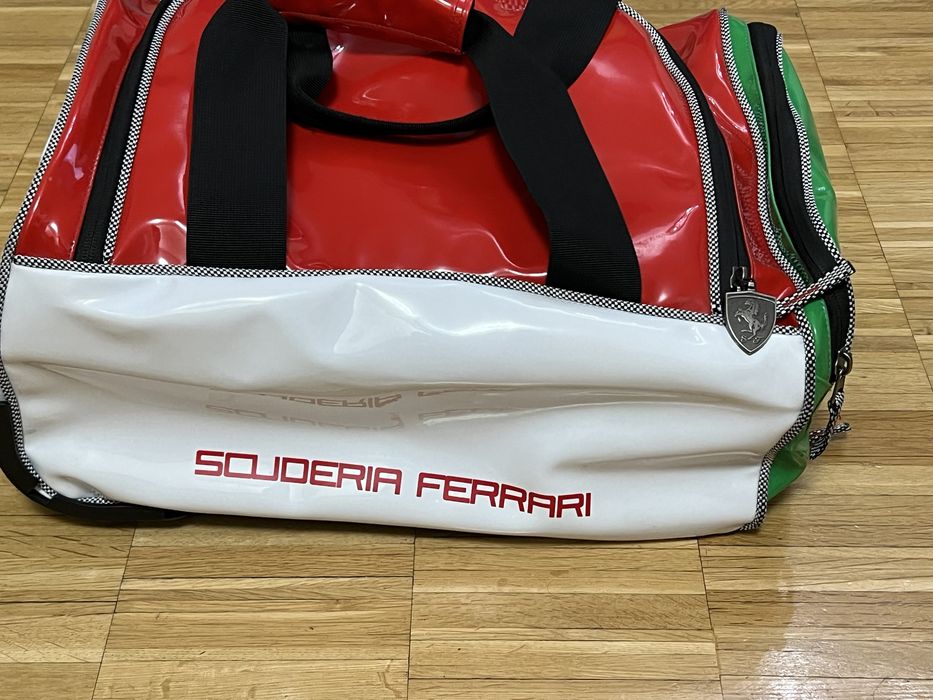 Troler Ferrari cu roșu , alb și verde , voiaj de 47 cm h