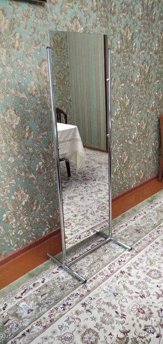 Зеркало на стойках черной золотой оправе для прихожей салонов и ателье