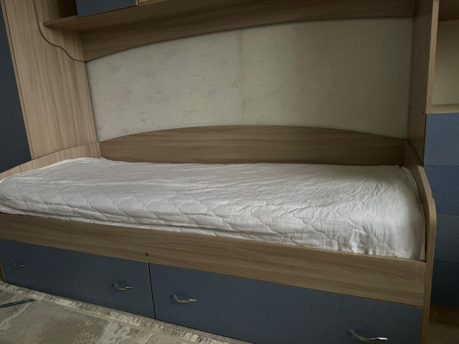 Продам детский гарнитур с кроватью