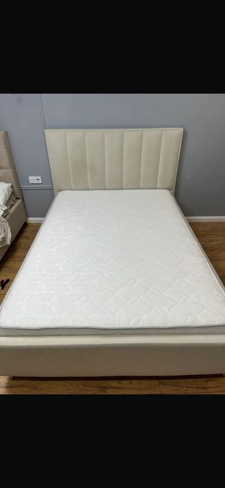 Продам двуспальную кровать с матрасом