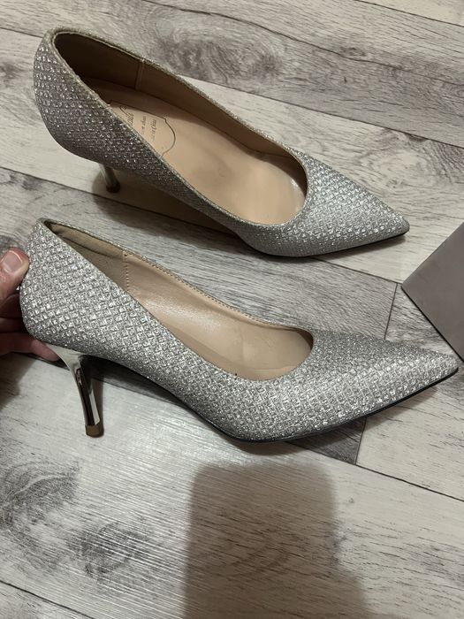 Серебристые туфли