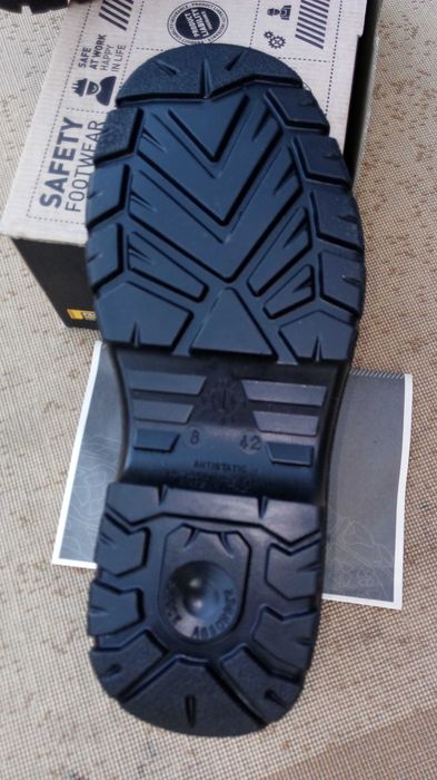 42 размер.Продам ботинки рабочие.
