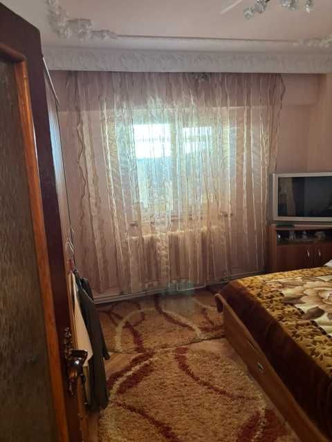 Apartament 3 camere, decomandat, etajul 4 –Str Republicii 190, Barlad (zona Pietei Centrale)