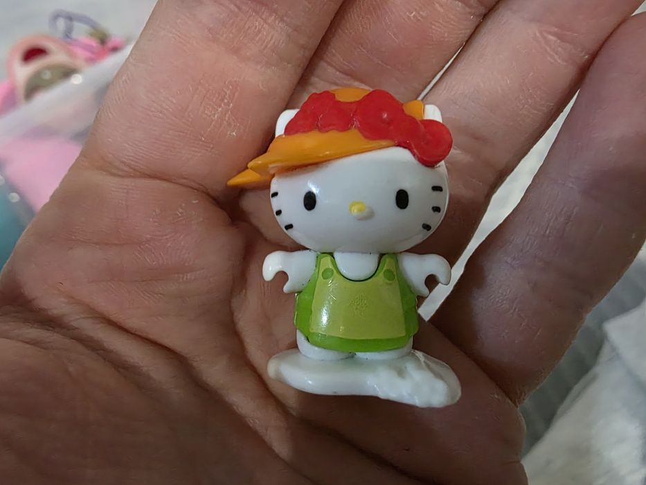 Фигурки Hello Kitty с киндеров