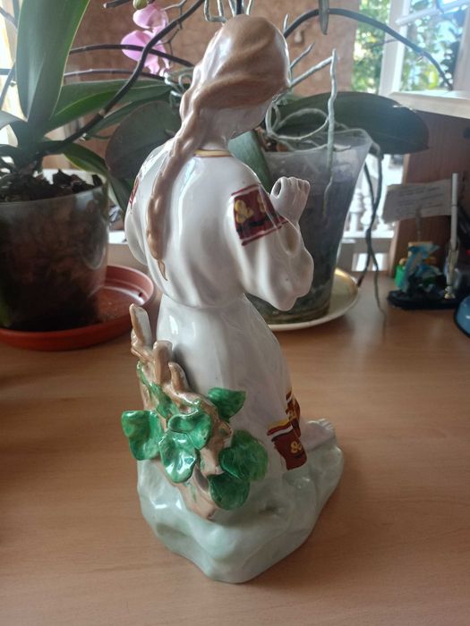 Статуэтка. Форфор СССР. "Девушка с ромашкой" 1970е