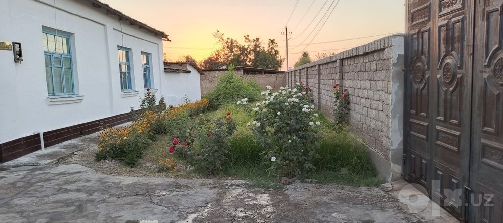 Hovli uy sotuladi