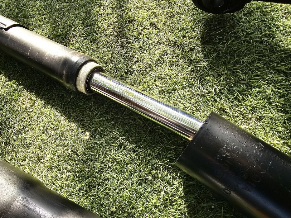 Амортизаторы комплект  TLC 200 // LX 570.