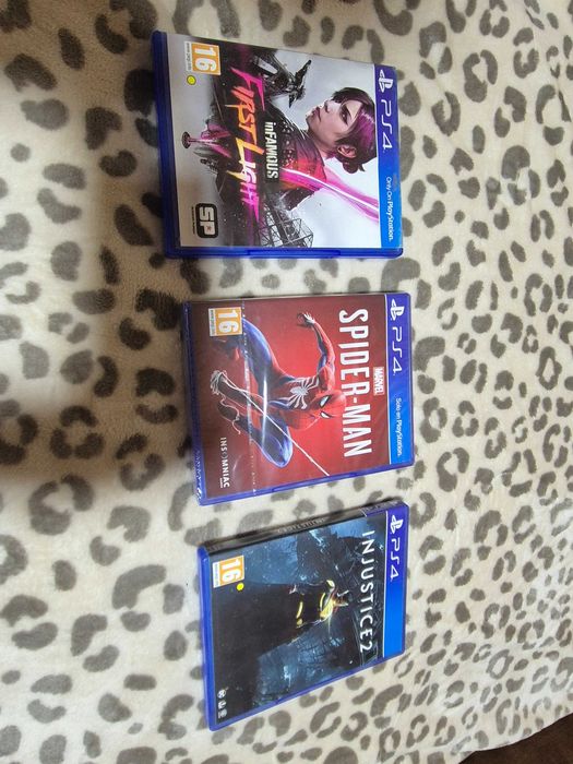 Vand 3 jocuri de ps4, spider-man sigilat, restul aproape noi