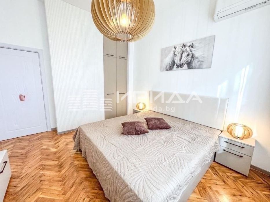 Ремонтиран тристаен апартамент до пл. Руски паметник