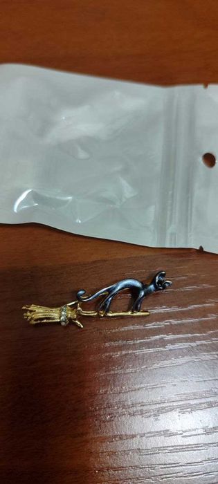 прикольная брошка.