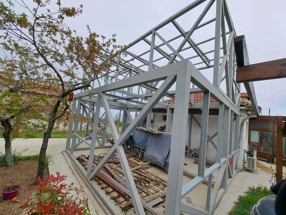 Метална конструкция за двуетажна къща, преместваема