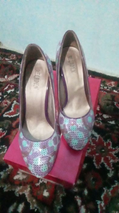 Yaltiroq tufli sotiladi