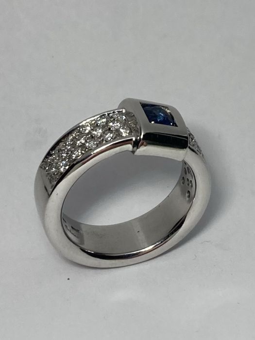 Inel aur alb cu diamante si safir Salvini