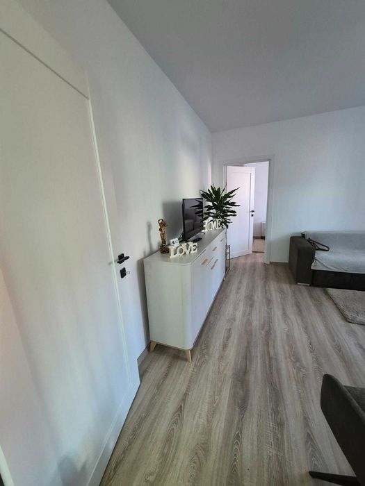 Închiriez apartament cu 2 camere