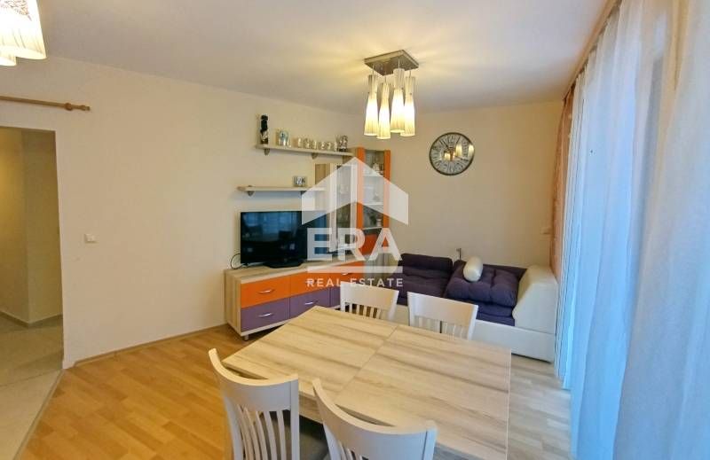 Приятен мебелиран тристаен апартамент в жилищна сграда