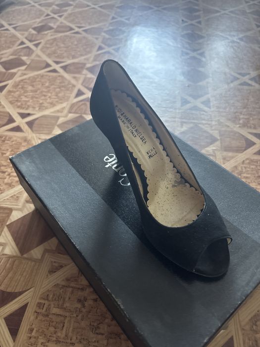 Отдам  бесплатно обувь 35 размера