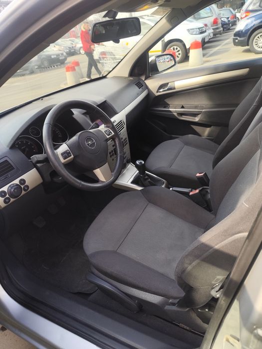 Opel Astra H model 2008 (facelift), motor 1.6 benzină, 84 kW