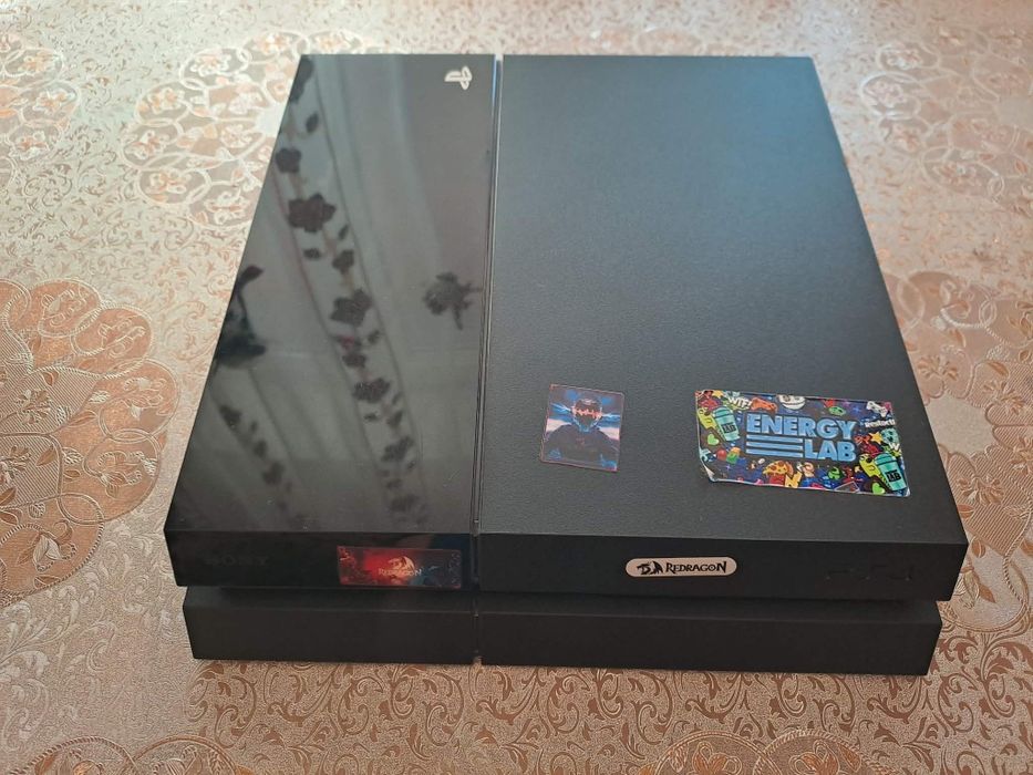 Pachet PlayStation 4 500GB + 2 Manete Originale + Cameră PS4 + Dock Încărcare + 8 Jocuri