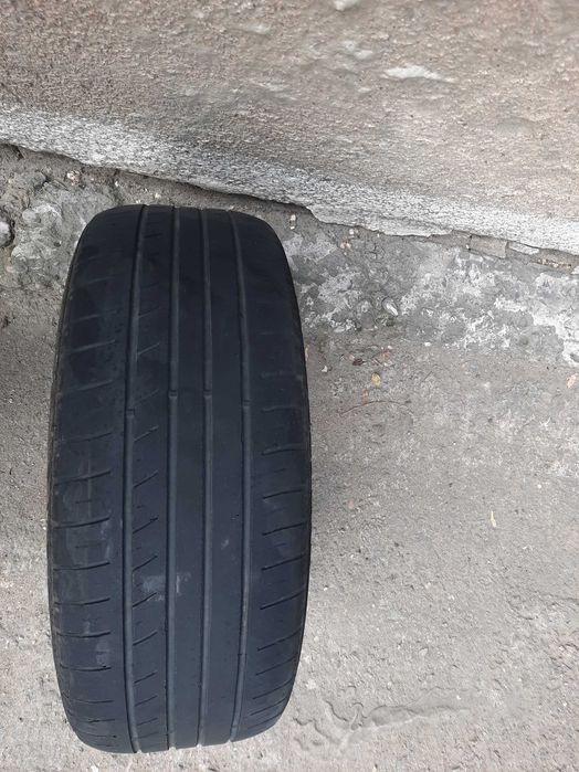 Продам резину 215/55/17 . Б/у