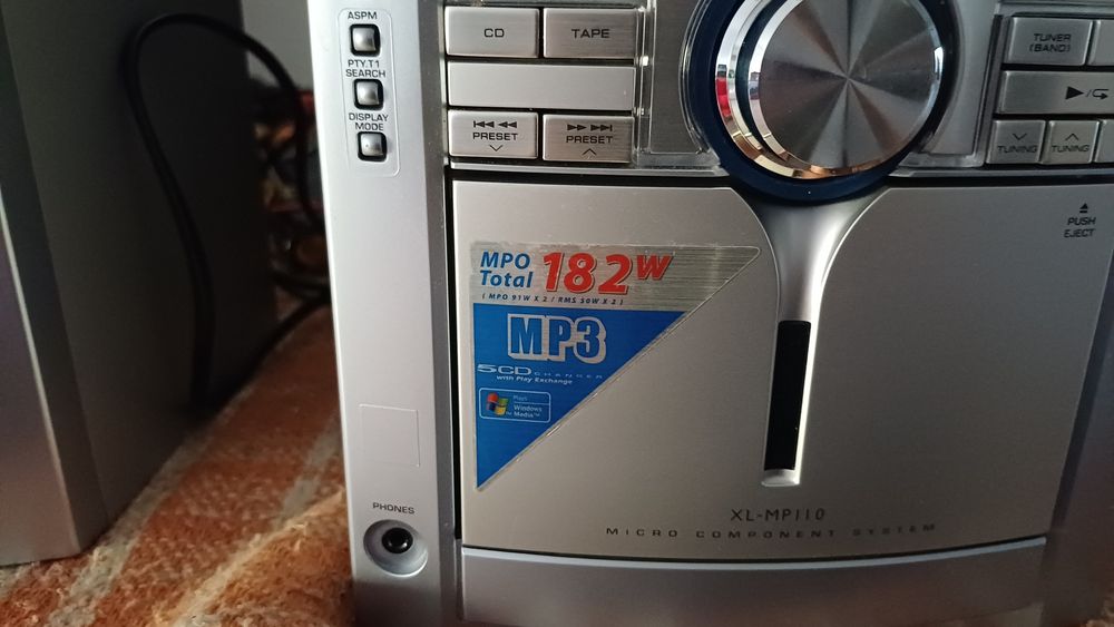 Se vinde mini sistem audio SHARP