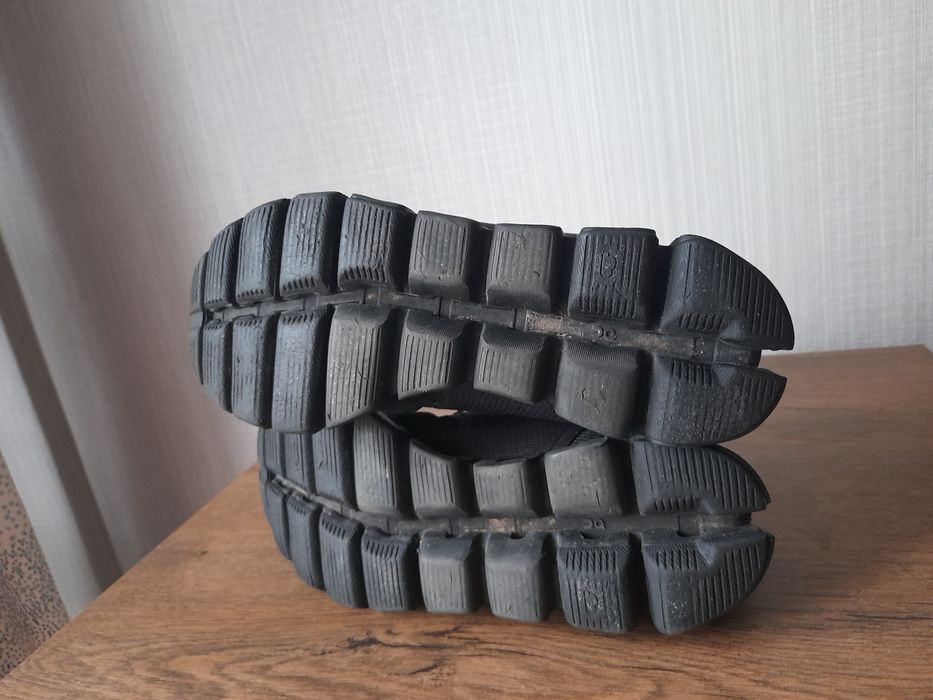 On Cloud маратонки 39 номер.