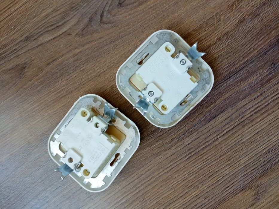 Два выключателя.