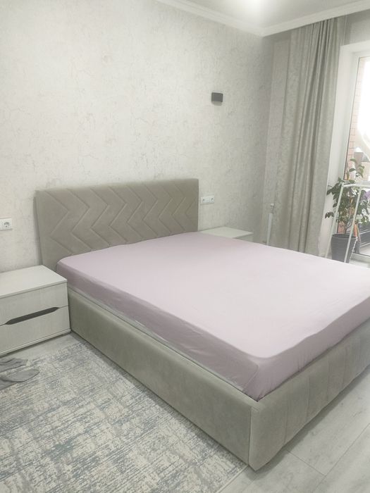 Срочно продам кровать с тумбочками