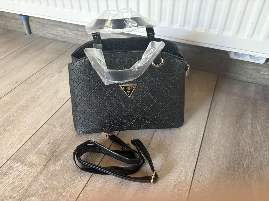 Дамски чанти Guess