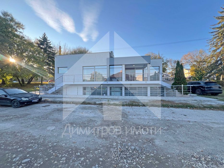 Продава двуетажен търговски обект - магазин в гр. Нови пазар.