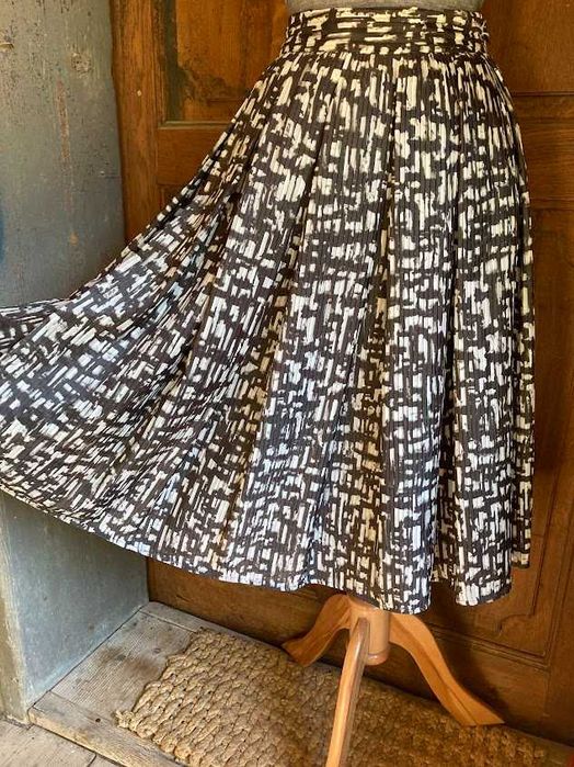Fustă cu pliseuri deosebite