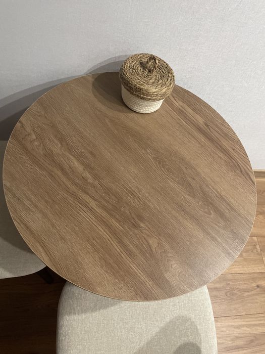 Стол обеденный размером 70х 70