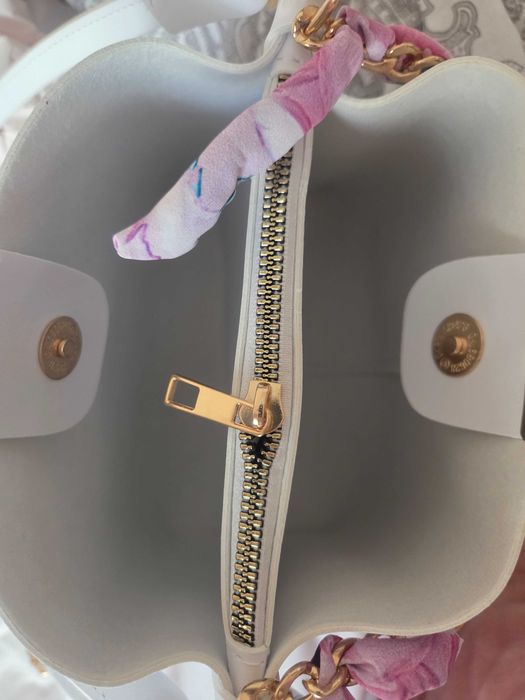 Елегантна бяла чанта с цветен акцент