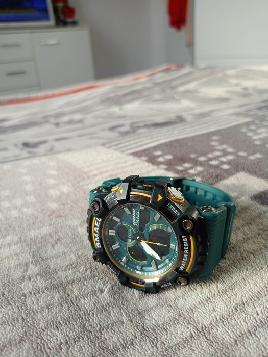 Vând ceas bărbătesc Smael funcționează doar afișajul electronic.