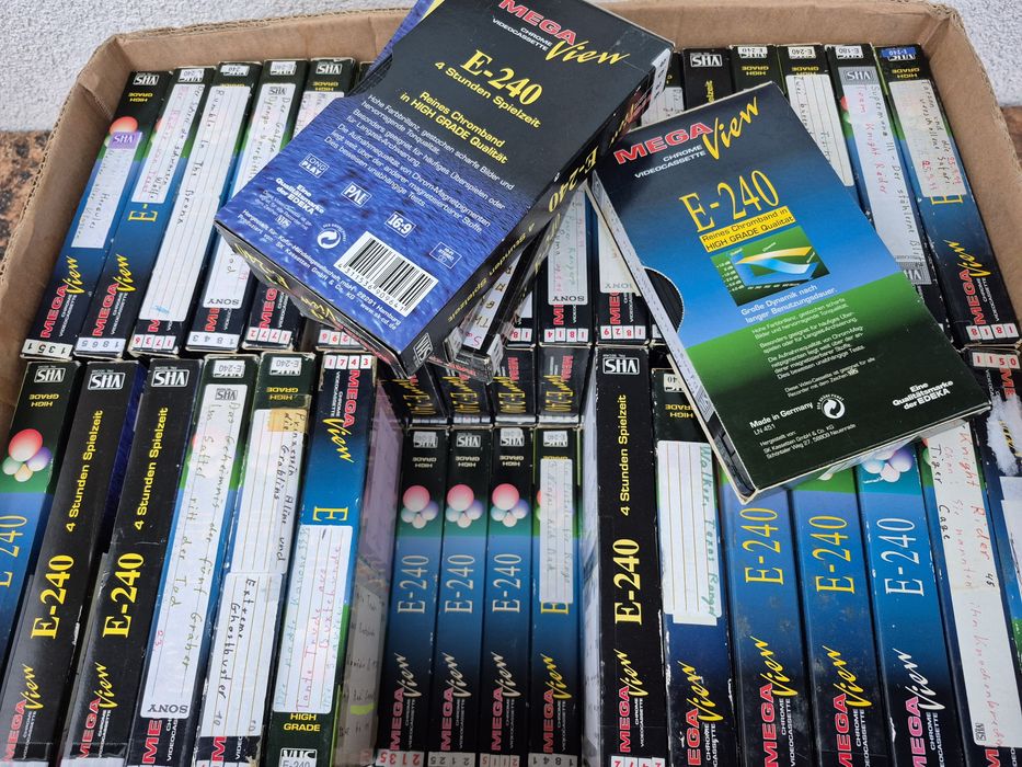 Vând lot 55 casete video VHS originale Mega view de 240minute cu filme

- 80