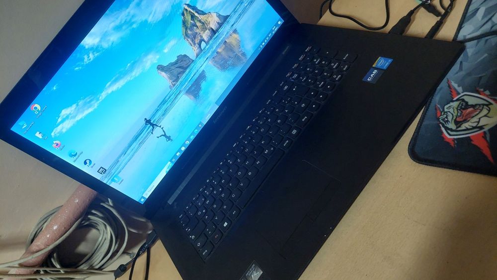 Продавам лаптоп Lenovo b70-80