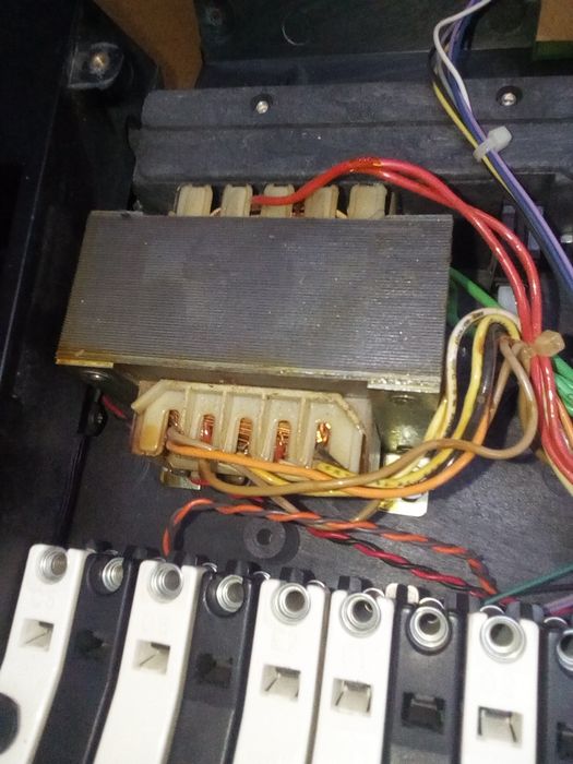 Клавиатура, усилител,питания, дисковод, колонка  сотилади