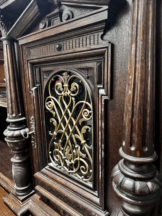 Bufet vechi din lemn masiv, sculptat manual  stil clasic vintage