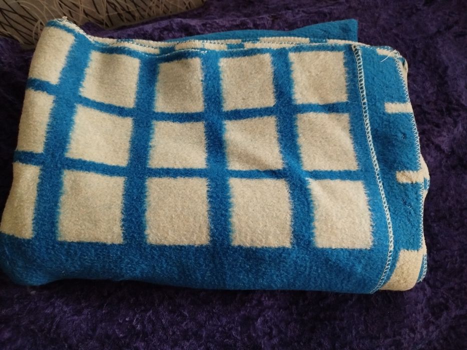 Одеяла шерстяные, подушки