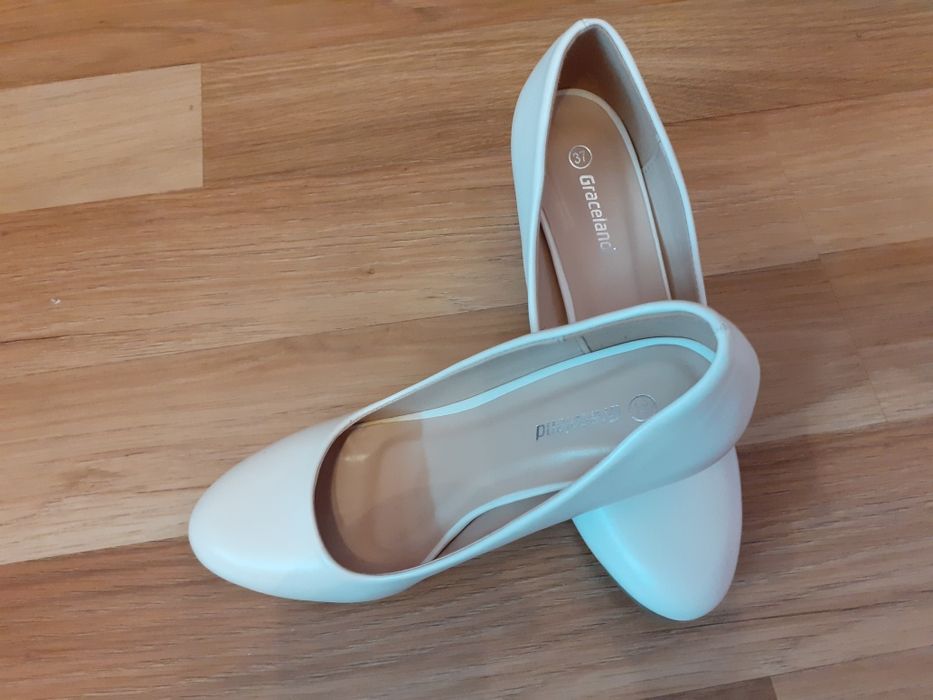 Vând pantofi mireasă