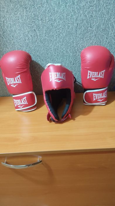 Перчатки и шлем для бокса