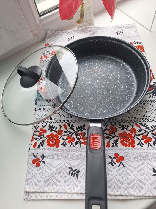 Сковородка с крышкой.