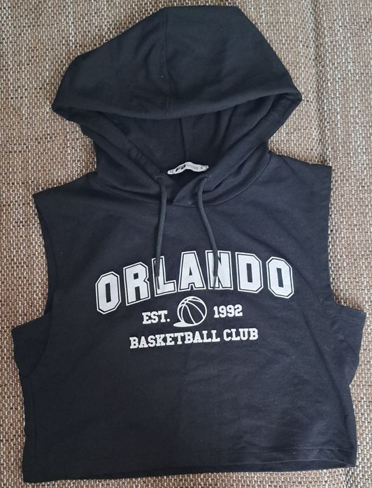 Vând haine aproape noi