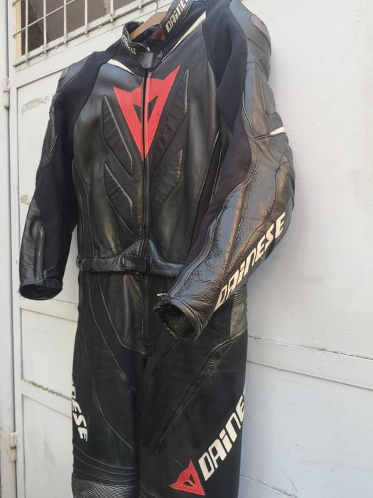 Costum moto premium , din piele naturală, format din 2 piese (geacă + pantaloni), model Laguna Seca EVO de la DAINESE