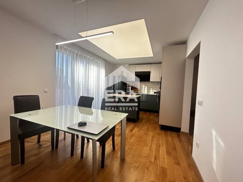 Четиристаен обзаведен апартамент за продажба, с големи стаи и собствен