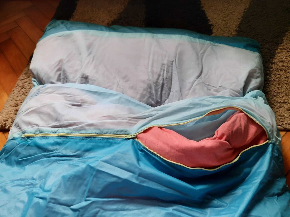 Vând sac de dormit din puf